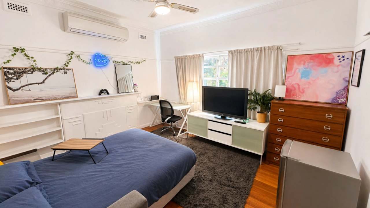 Furnished room in a flatshare