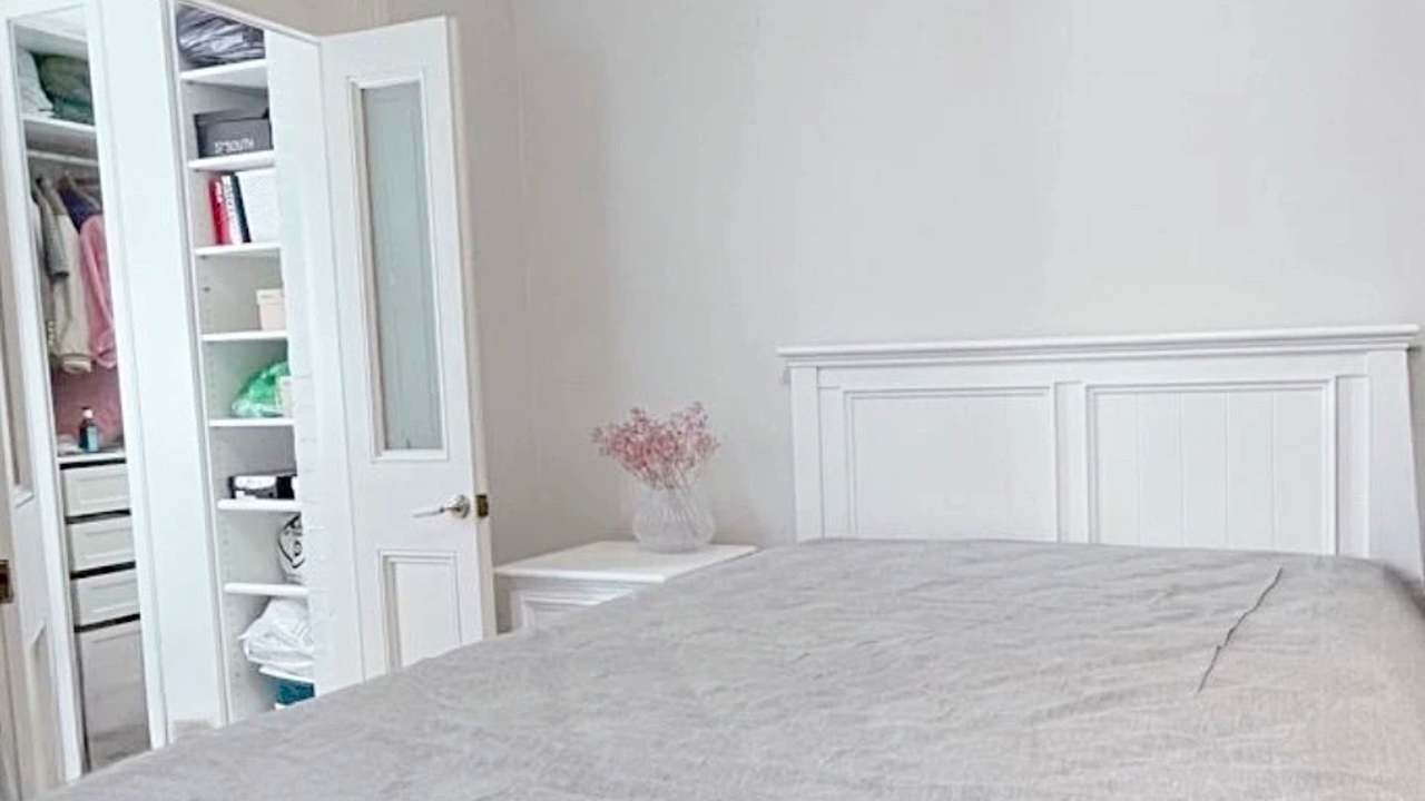 Furnished room in a share house