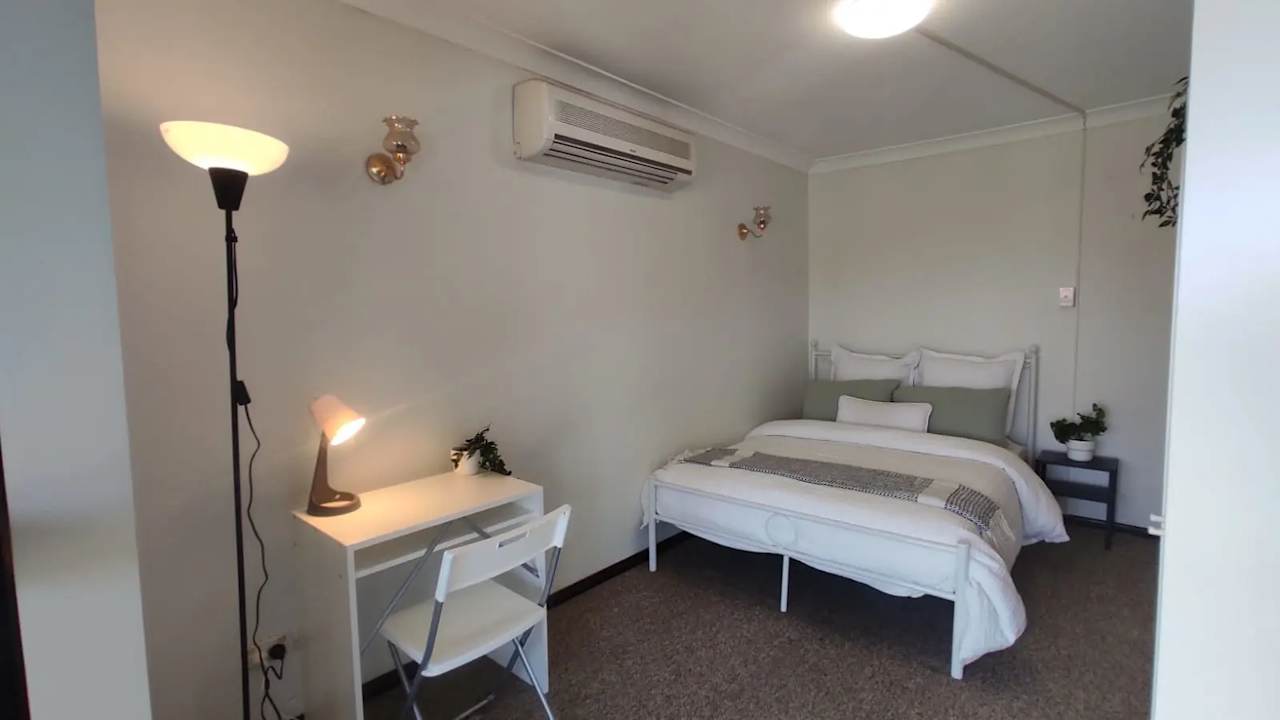 Furnished room in a flatshare