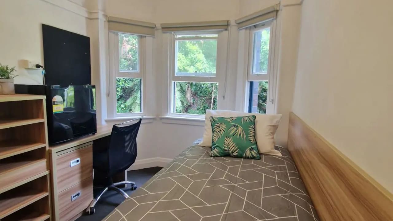 Furnished room in a flatshare