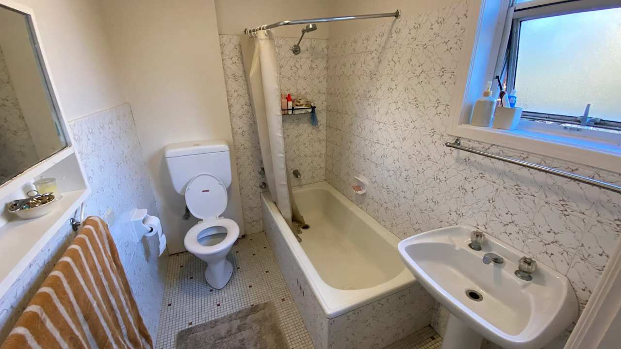 Furnished room with ensuite in a flatshare