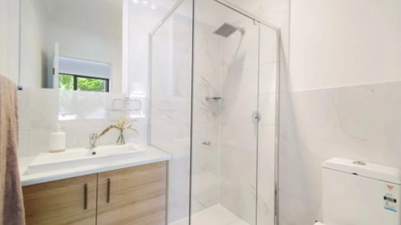 Furnished room with ensuite in a flatshare