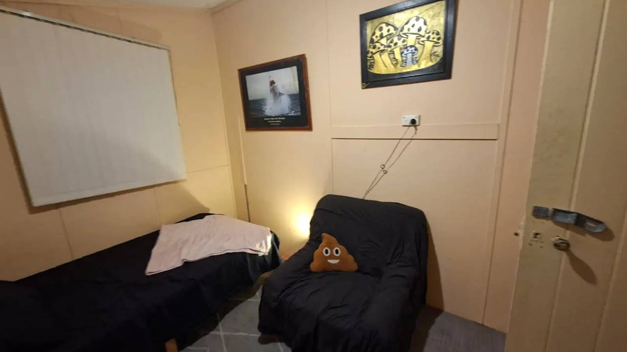Furnished room in a share house
