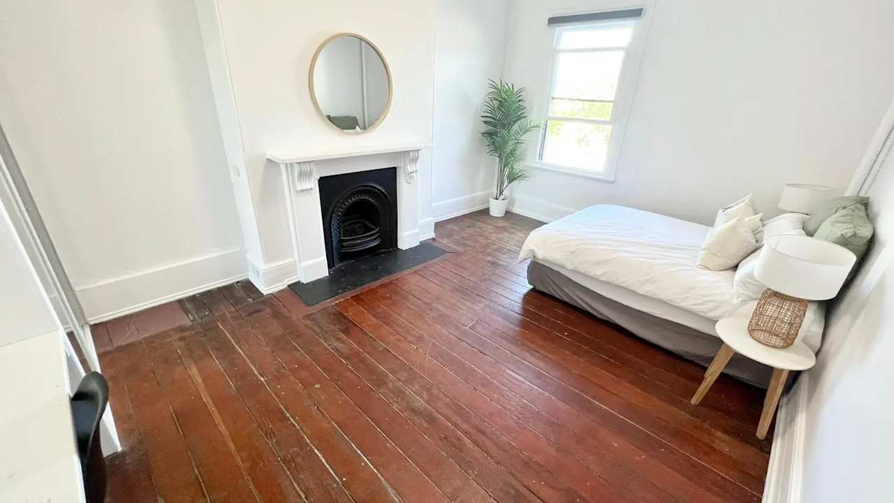 Room in a share house