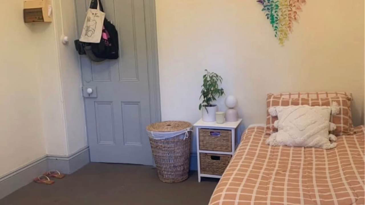 Furnished room in a flatshare