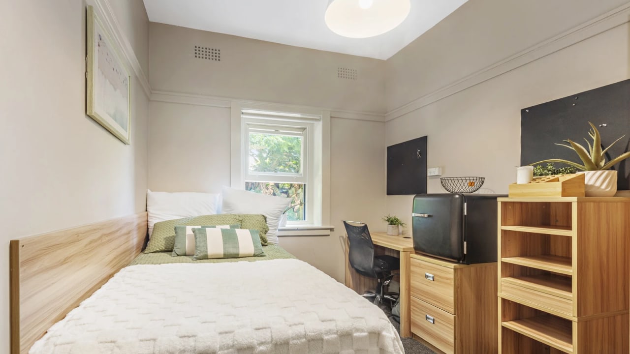 Furnished room in a flatshare