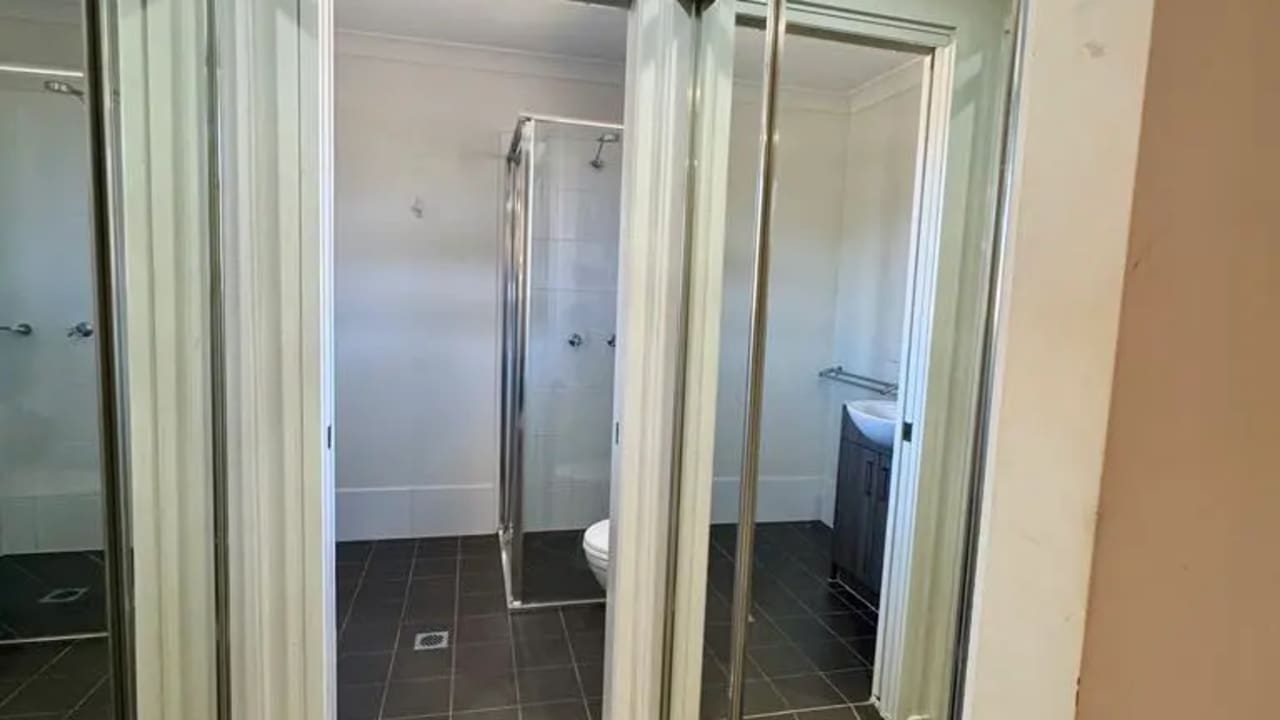 Furnished room with ensuite in a flatshare
