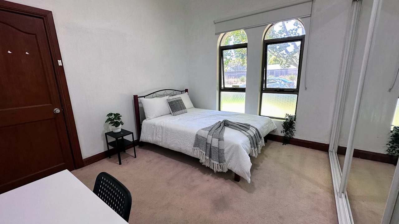 Furnished room in a flatshare
