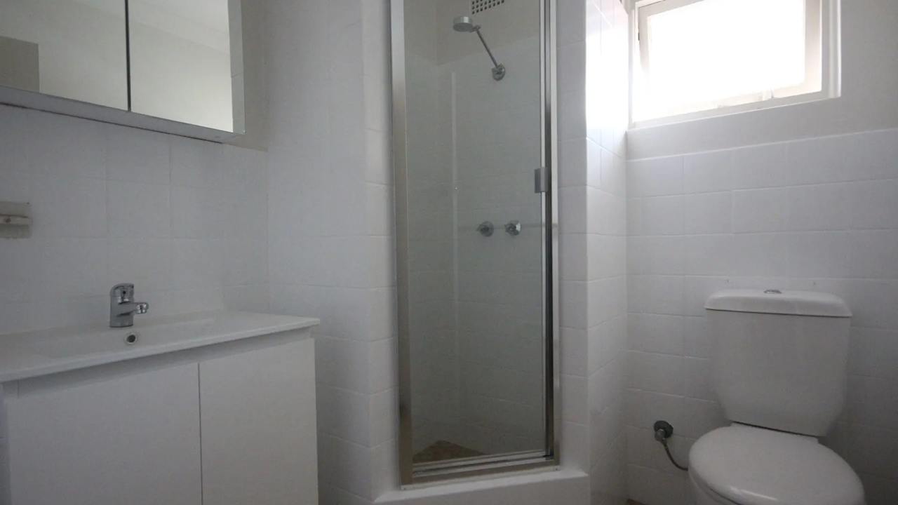 Unfurnished room studio flat for rent