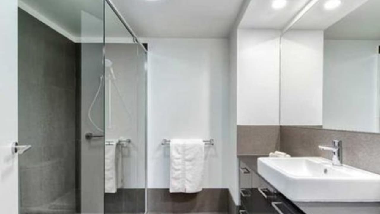 Furnished room with ensuite in a flatshare