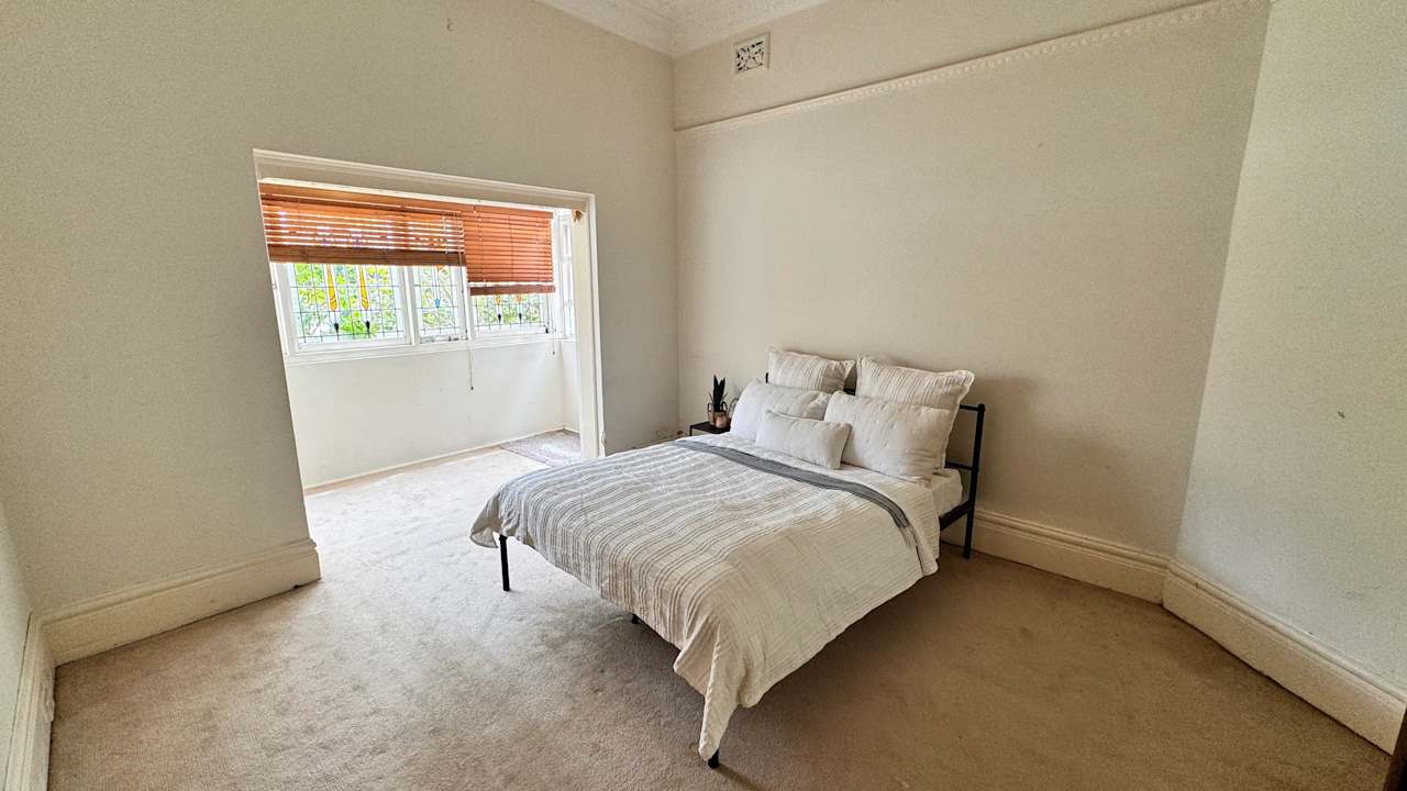 Furnished room in a flatshare