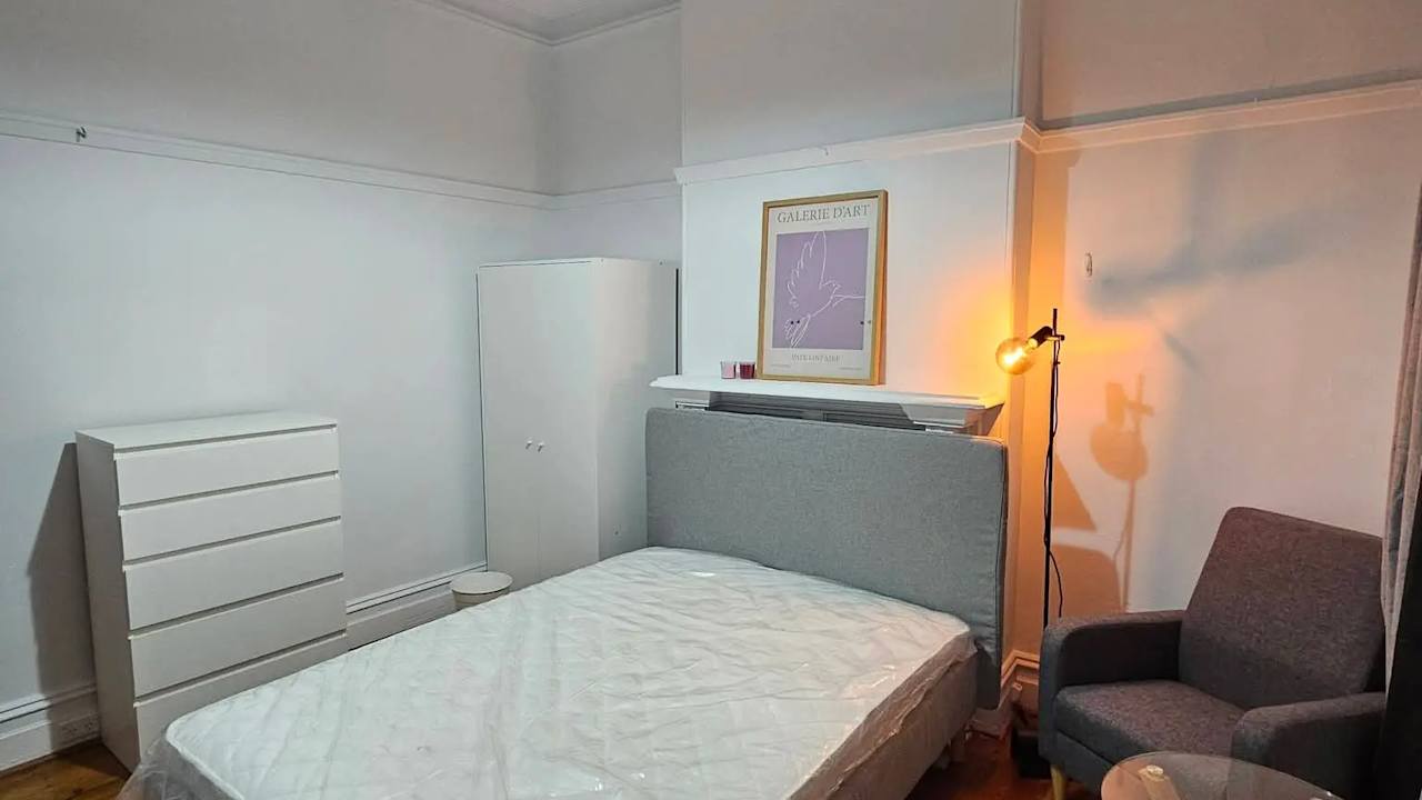 Furnished room in a share house