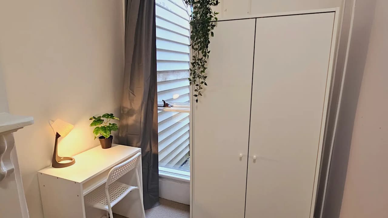 Furnished room in a flatshare