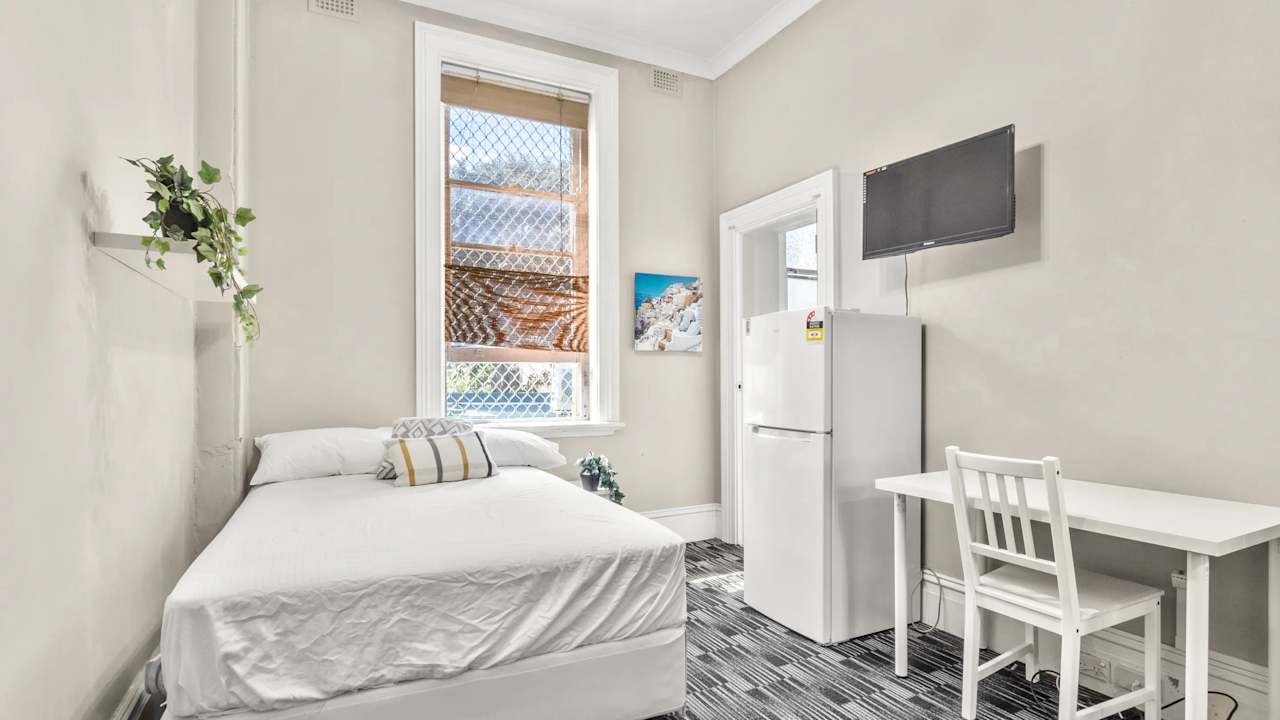 Furnished room with ensuite in a flatshare