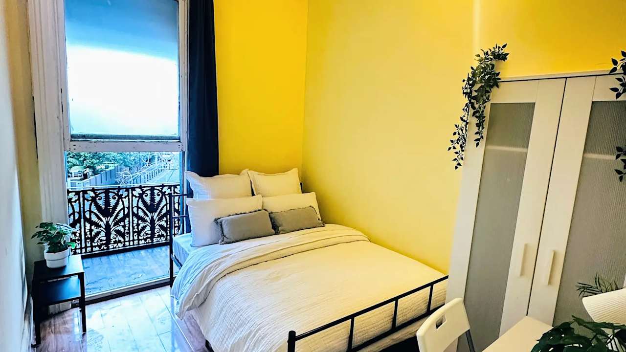 Furnished room in a share house