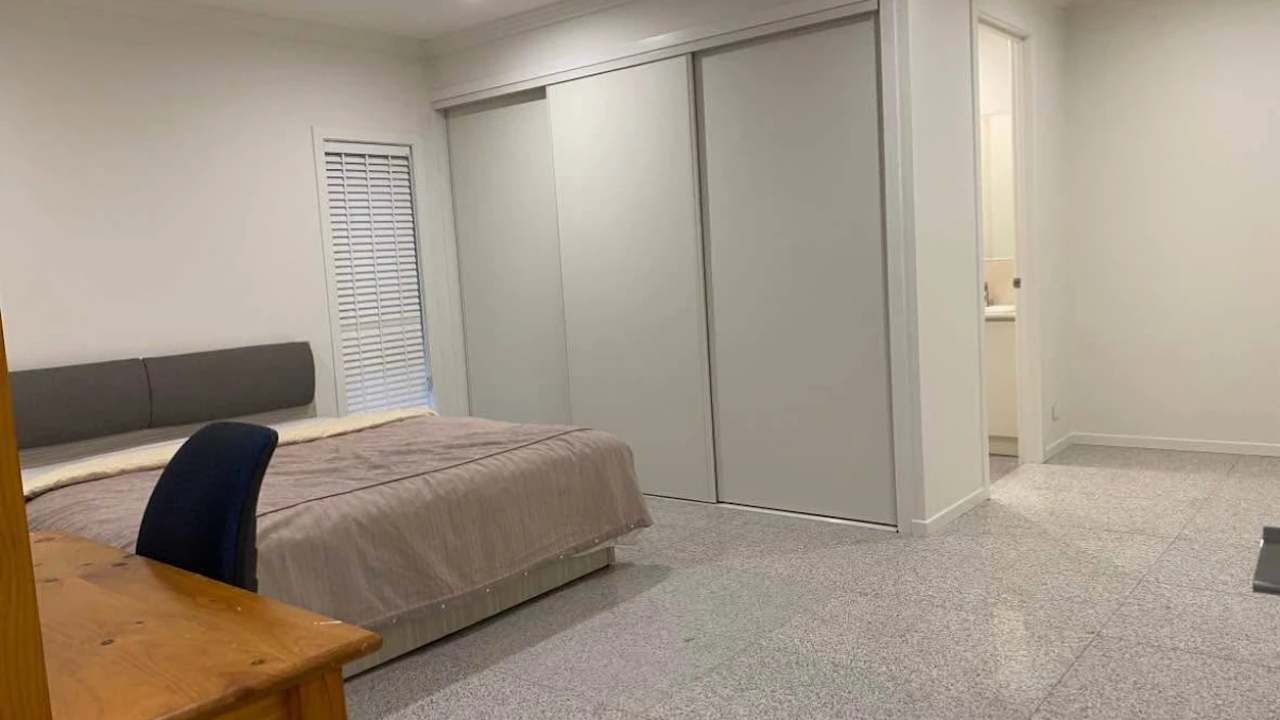Furnished room with ensuite in a flatshare