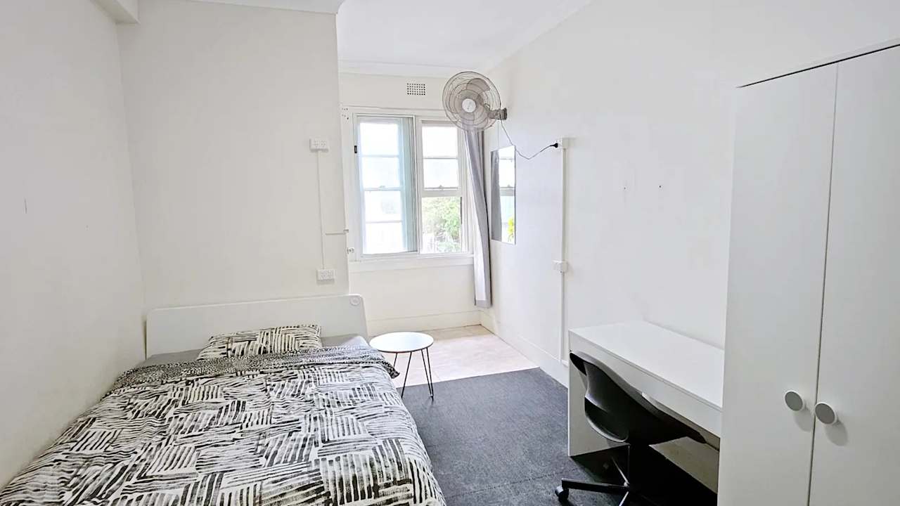 Furnished room in a flatshare