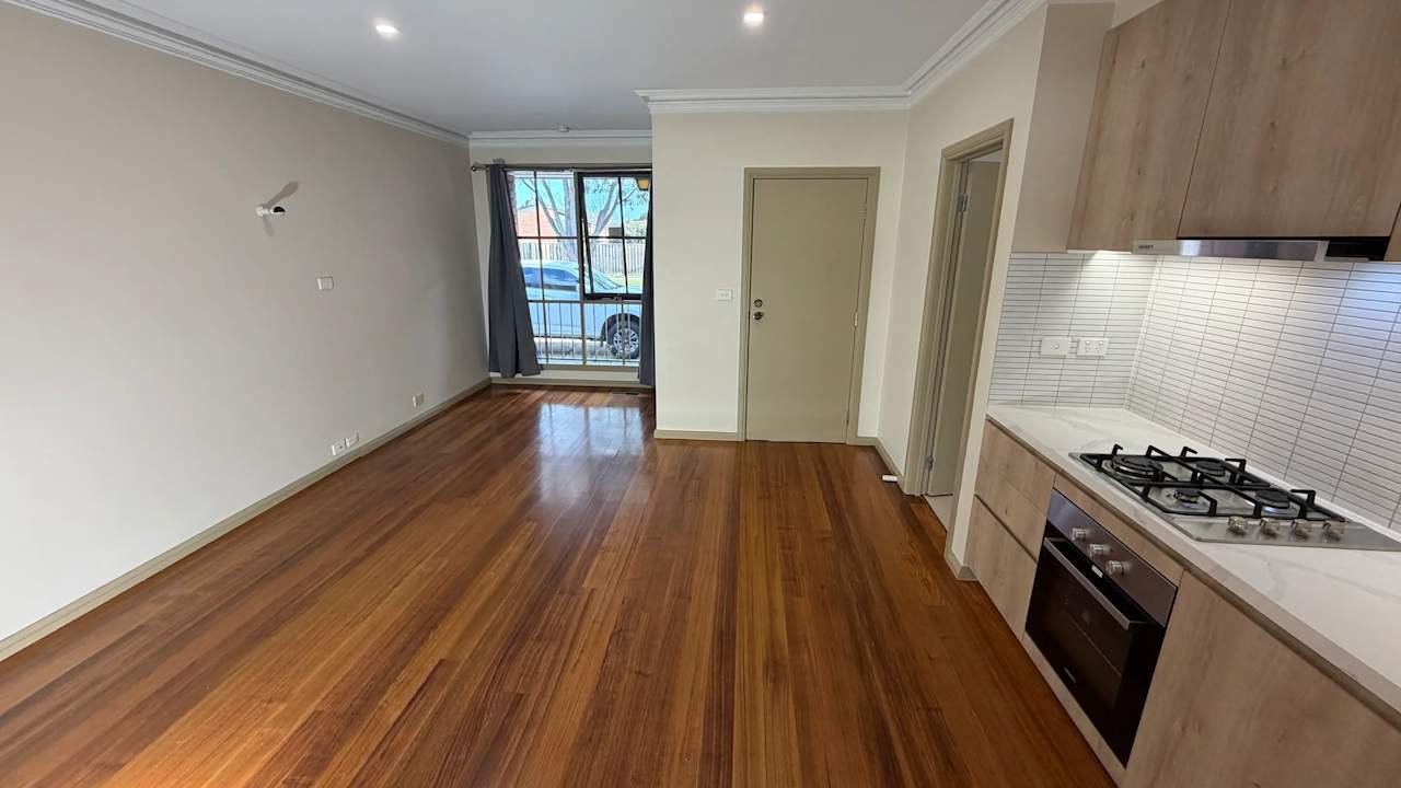 Unfurnished room studio flat for rent