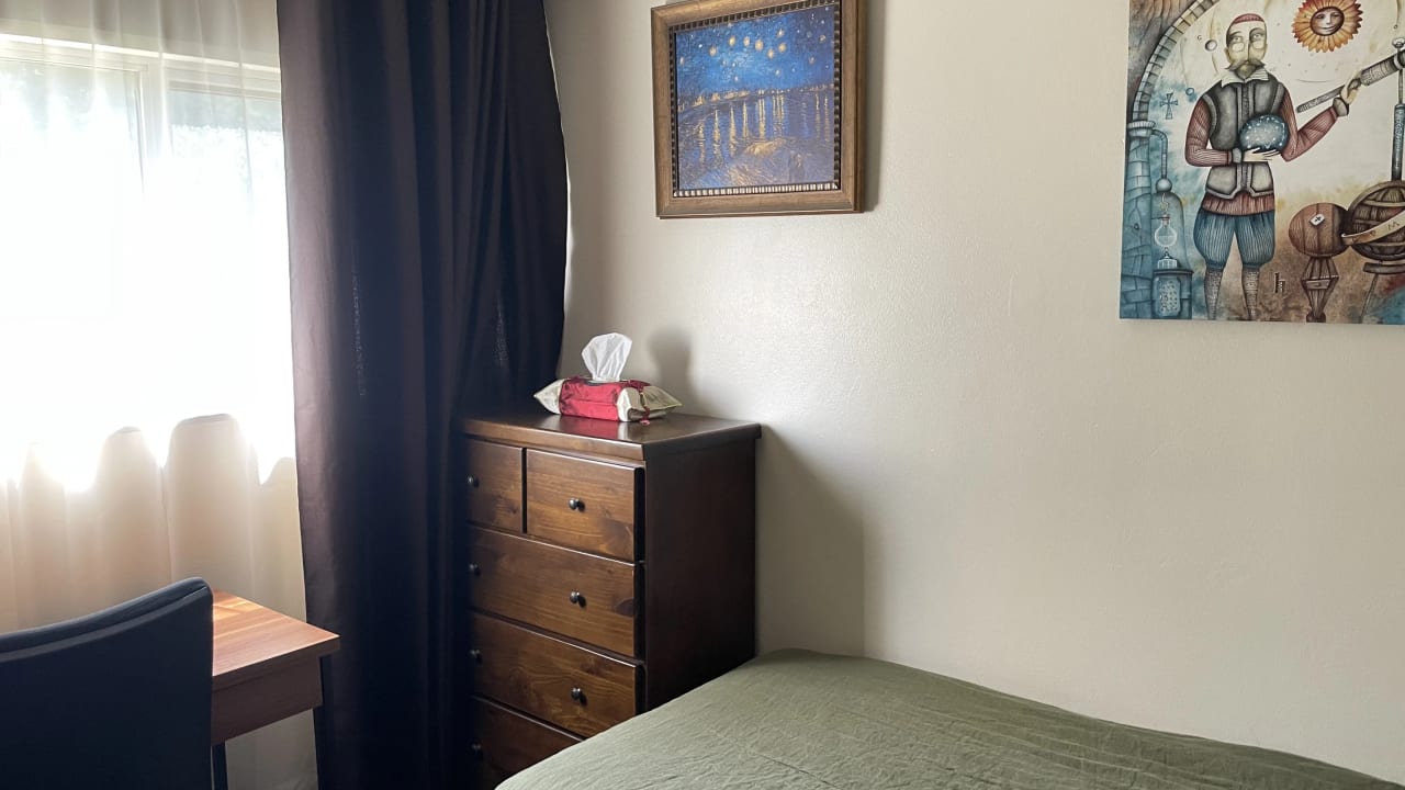 Furnished room in a flatshare
