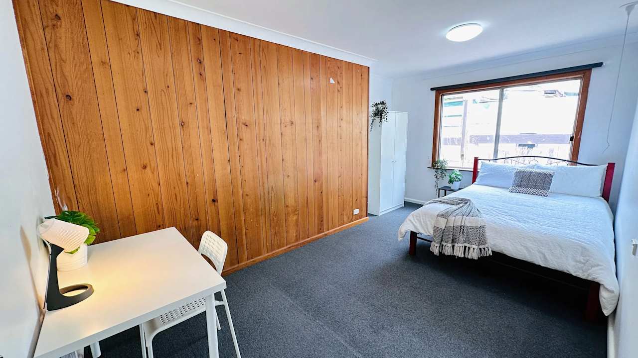 Furnished room in a flatshare