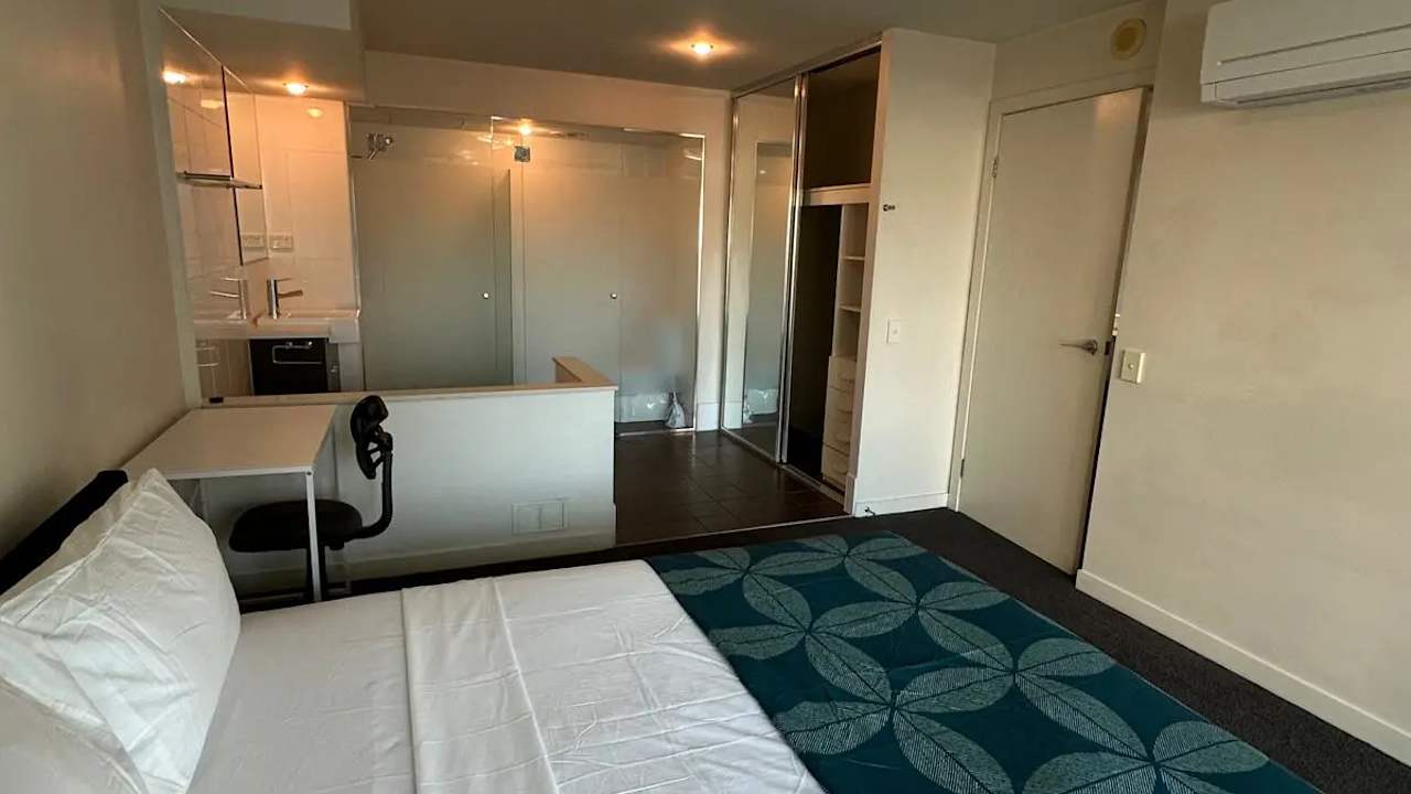 Furnished room with ensuite in a flatshare