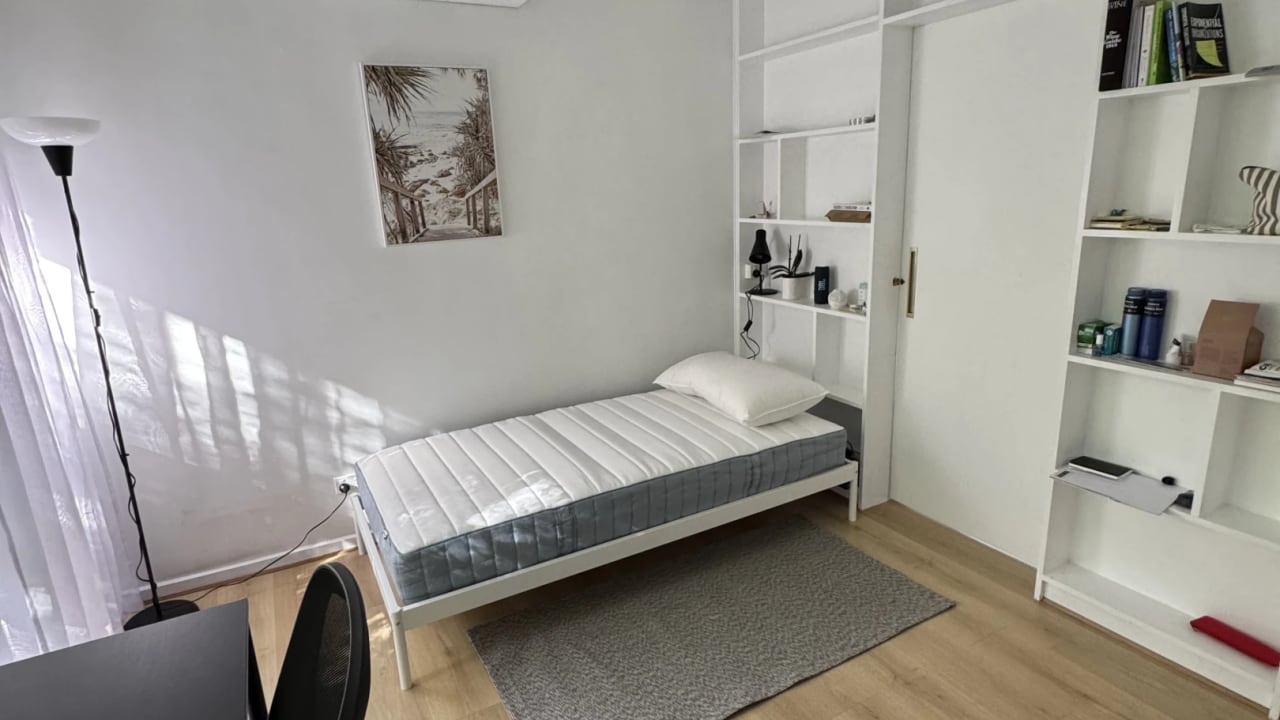 Furnished room in a flatshare