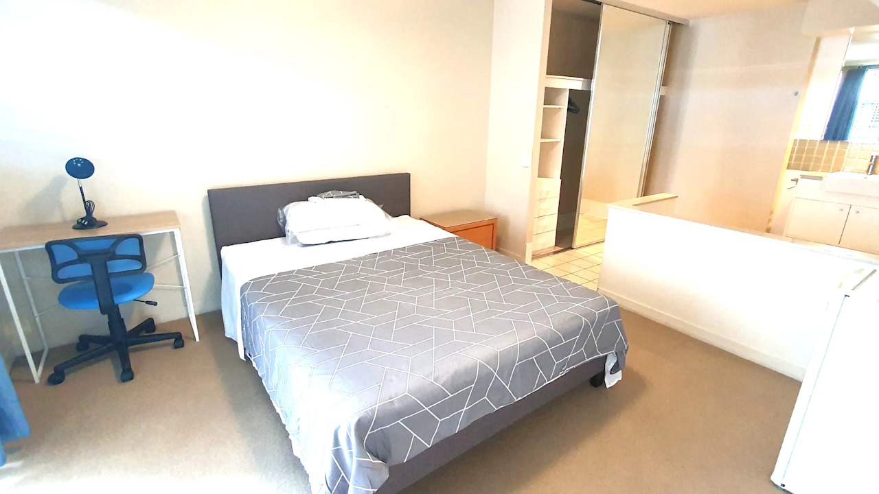 Furnished room with ensuite in a flatshare