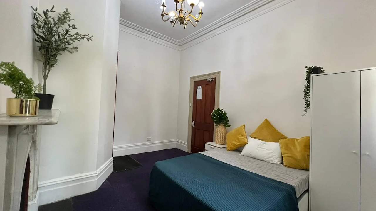 Furnished room with ensuite in a flatshare