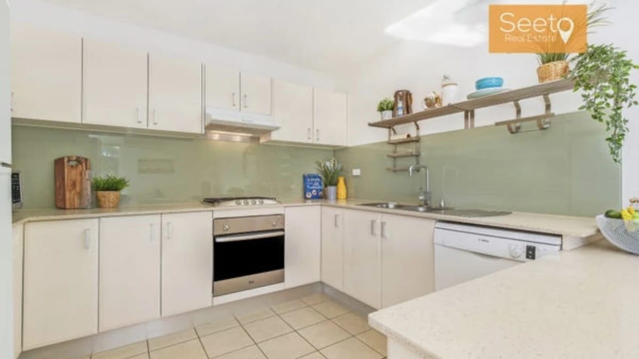 Furnished room with ensuite in a flatshare