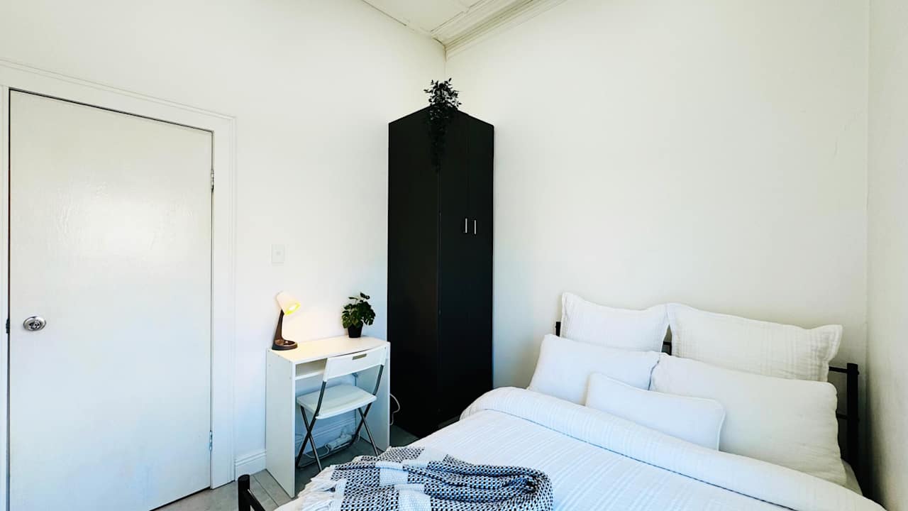 Furnished room in a flatshare