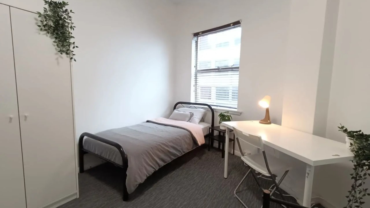 Furnished room in a flatshare