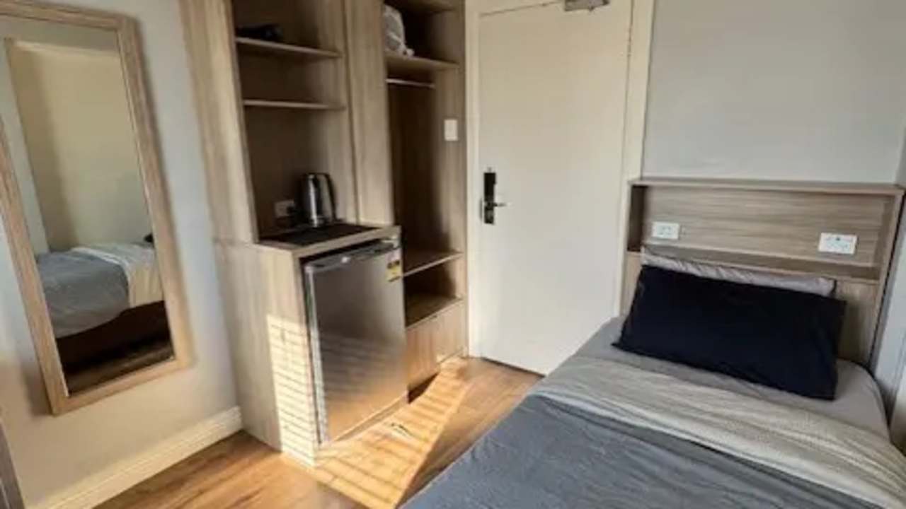Furnished room in a share house