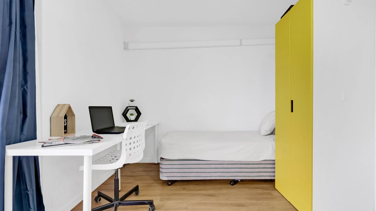 Furnished room in a share house