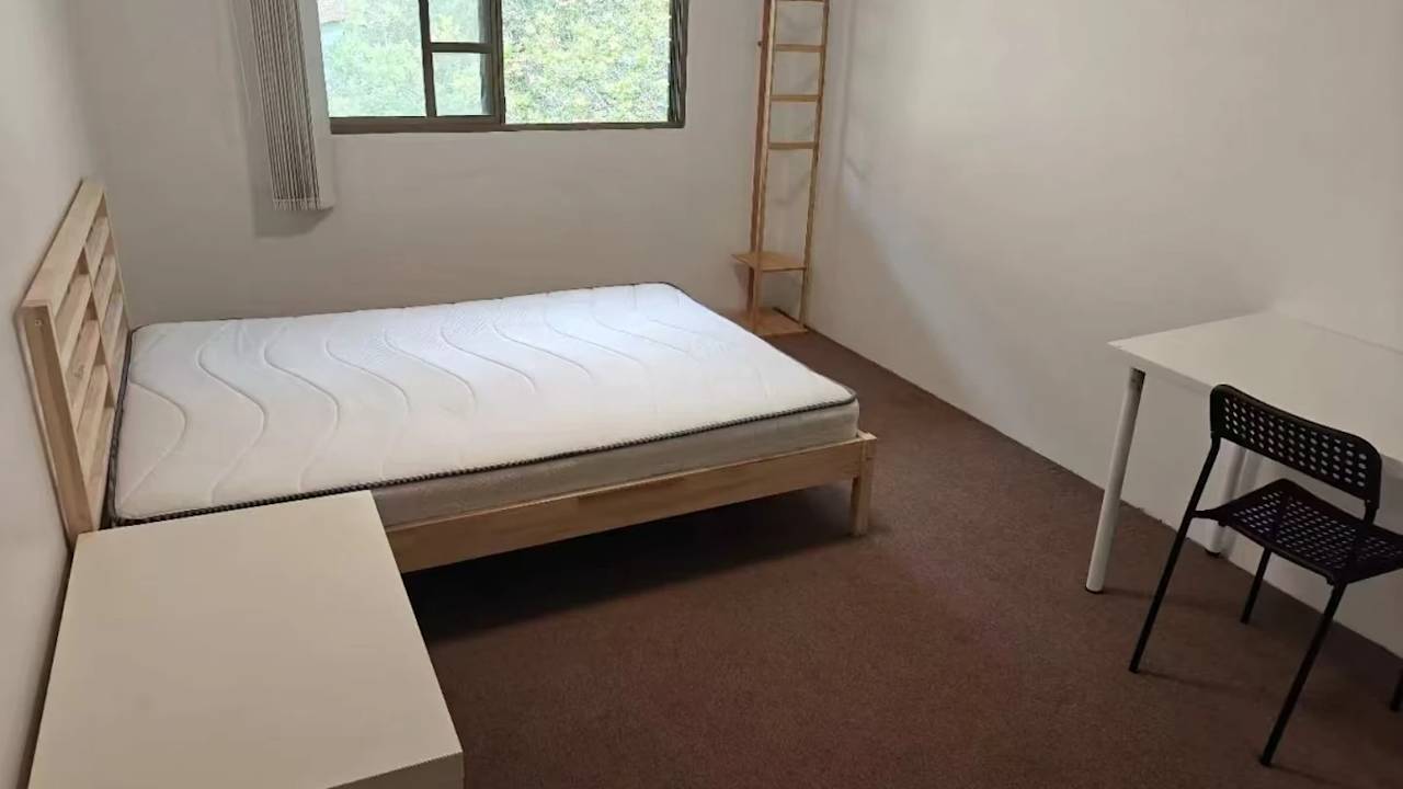 Furnished room in a flatshare