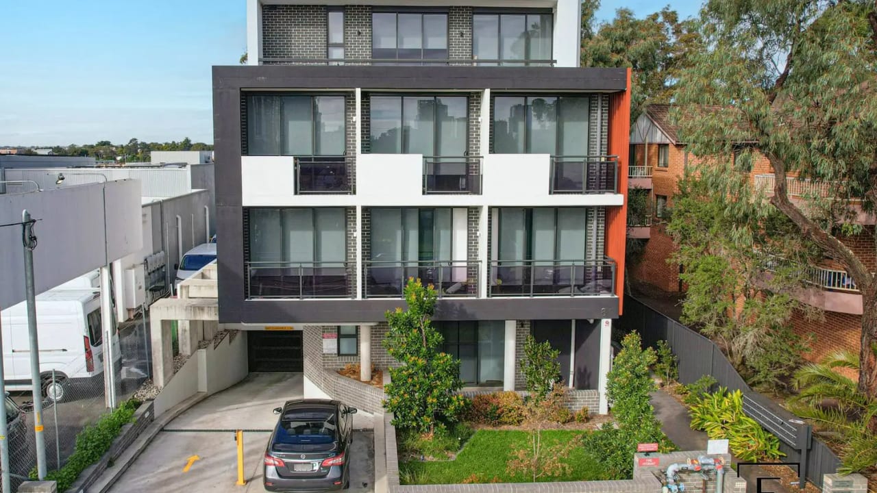 Unfurnished room studio flat for rent