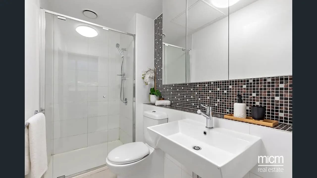 Unfurnished room with ensuite in a flatshare