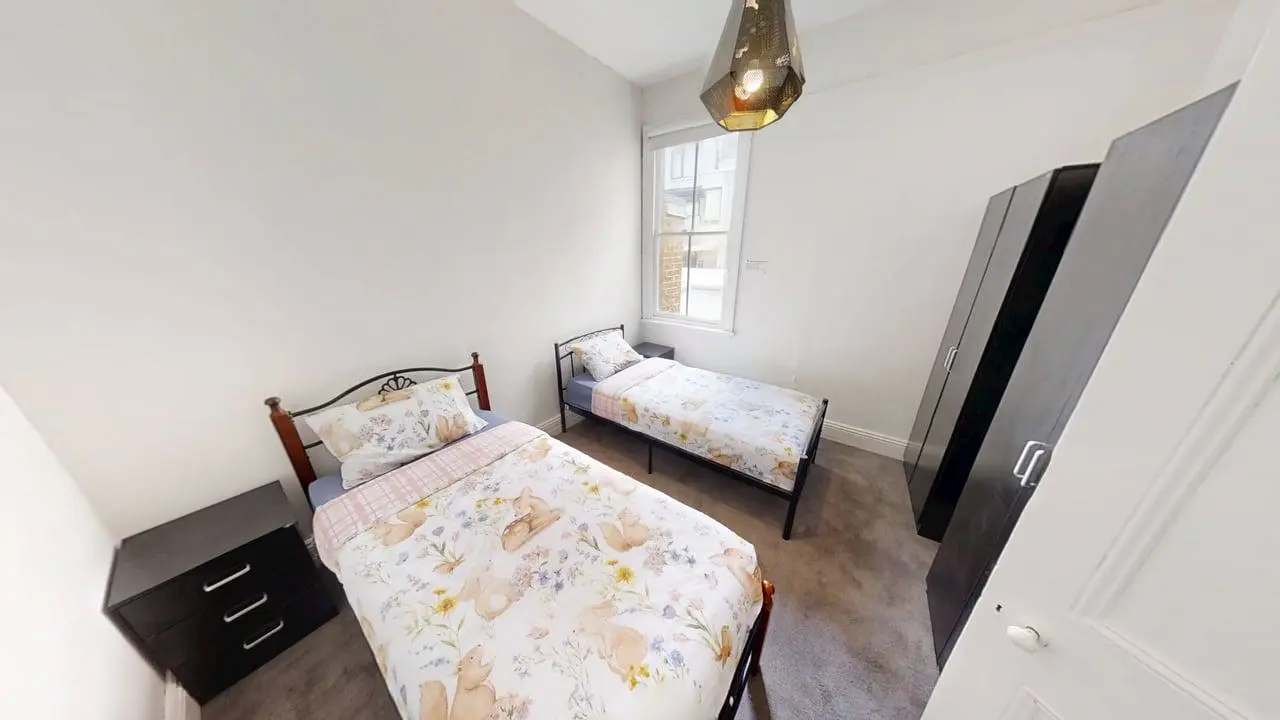 Furnished room in a flatshare