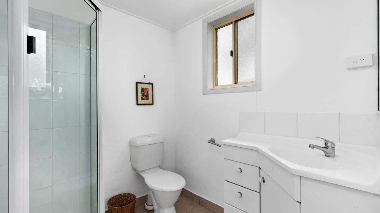 Furnished room with ensuite in a flatshare