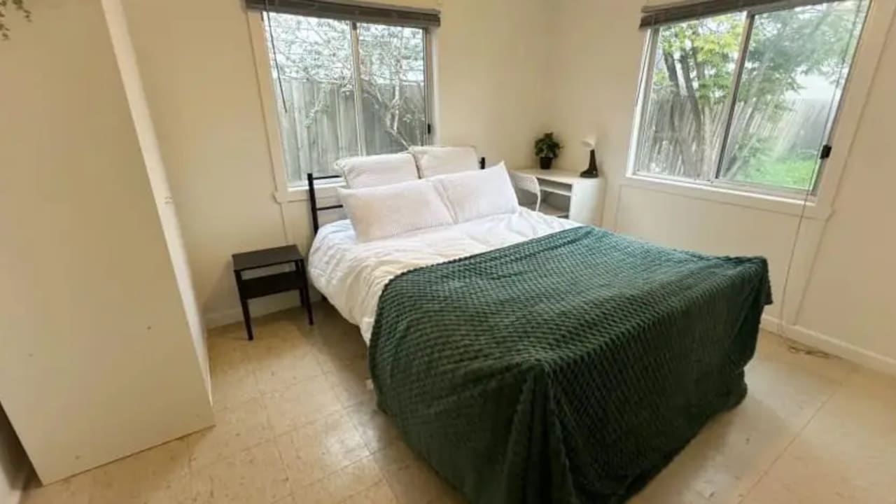 Furnished room in a flatshare