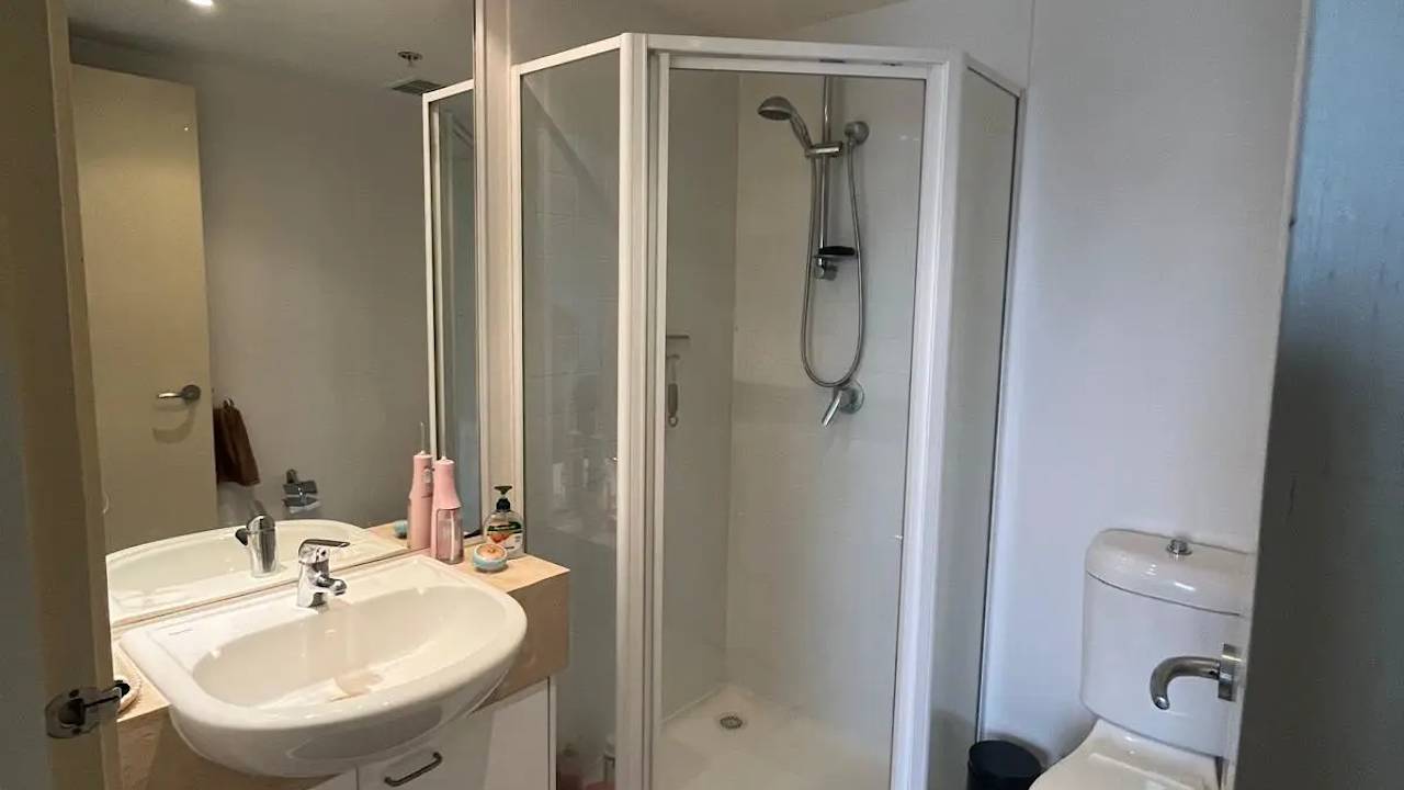 Furnished room with ensuite in a flatshare