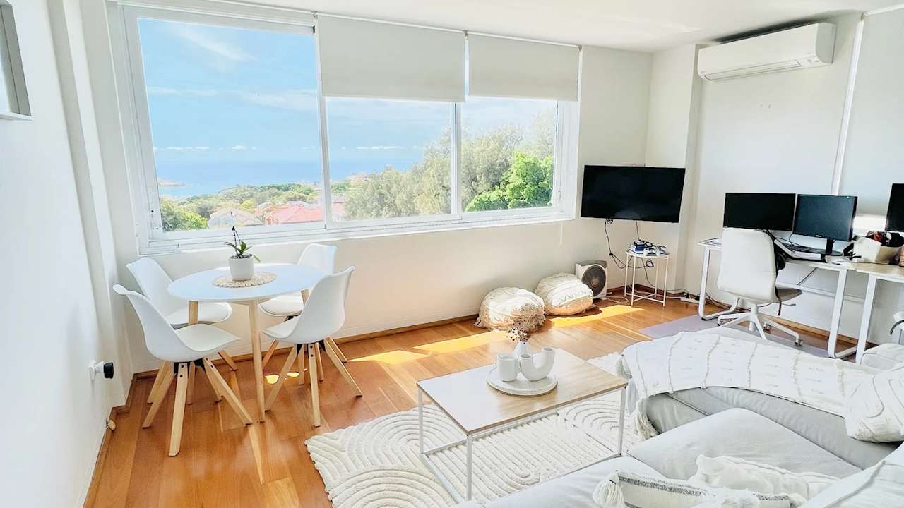 Furnished room in a flatshare