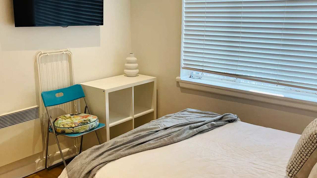Furnished room in a flatshare