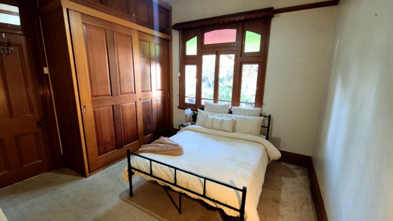 Furnished room in a flatshare