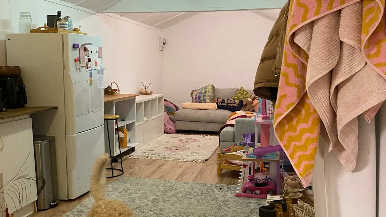 Whole property with 1 room for rent