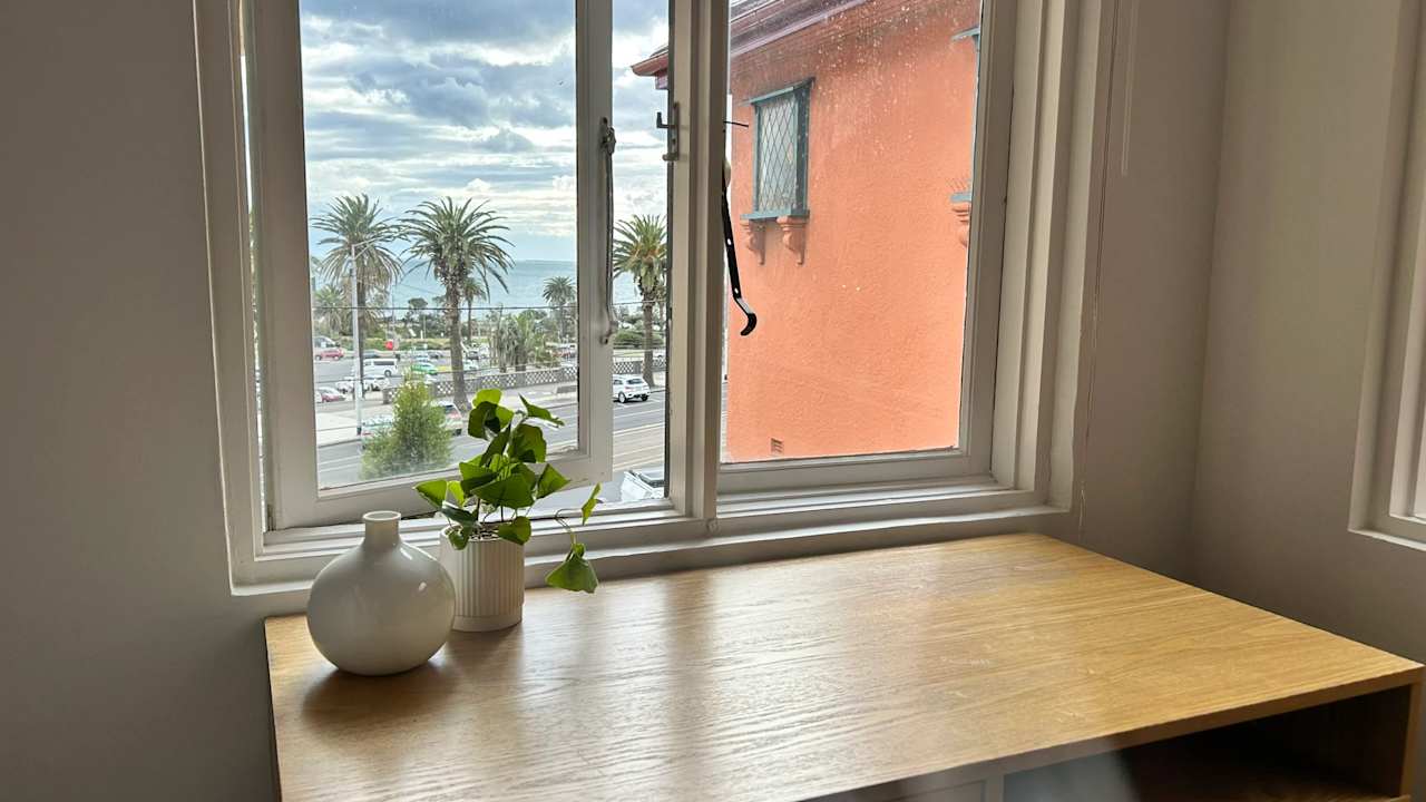 Furnished room in a flatshare