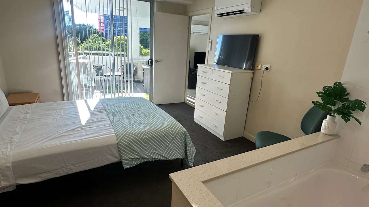 Furnished room with ensuite in a flatshare