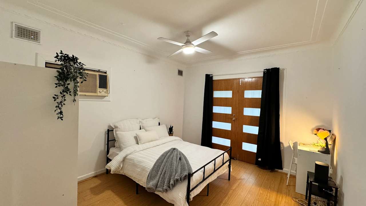 Furnished room in a flatshare