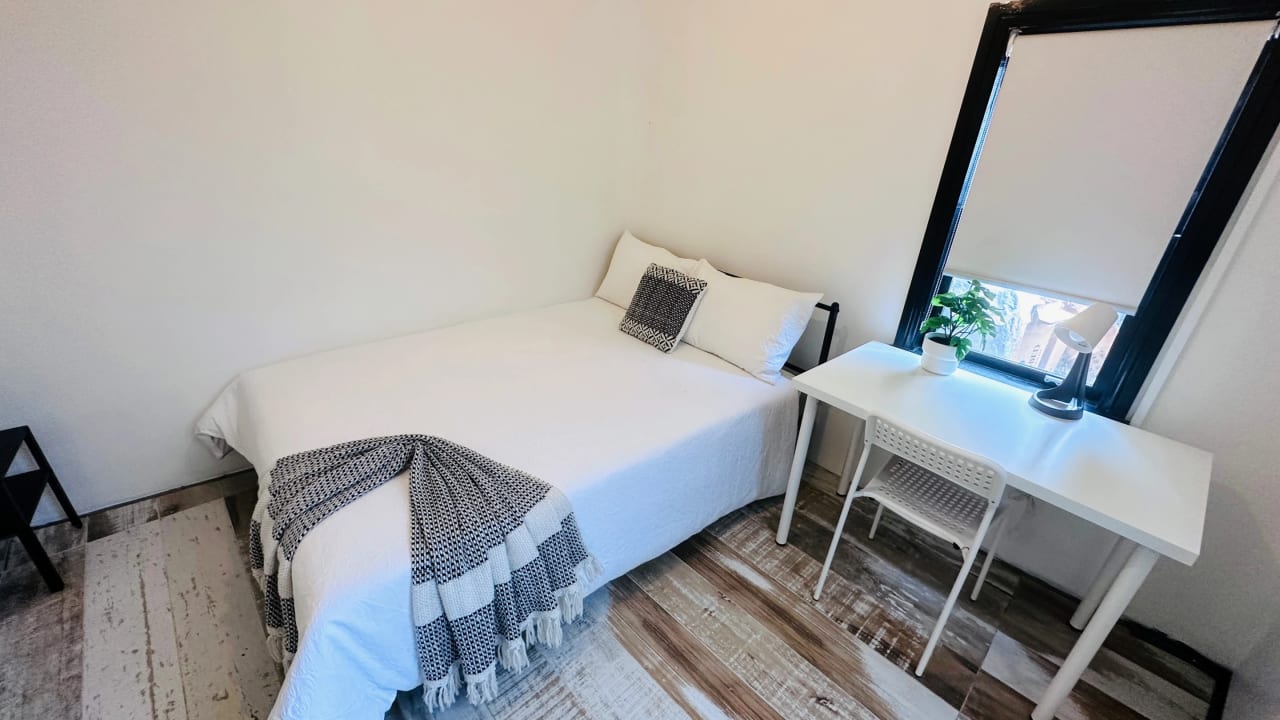 Furnished room in a flatshare