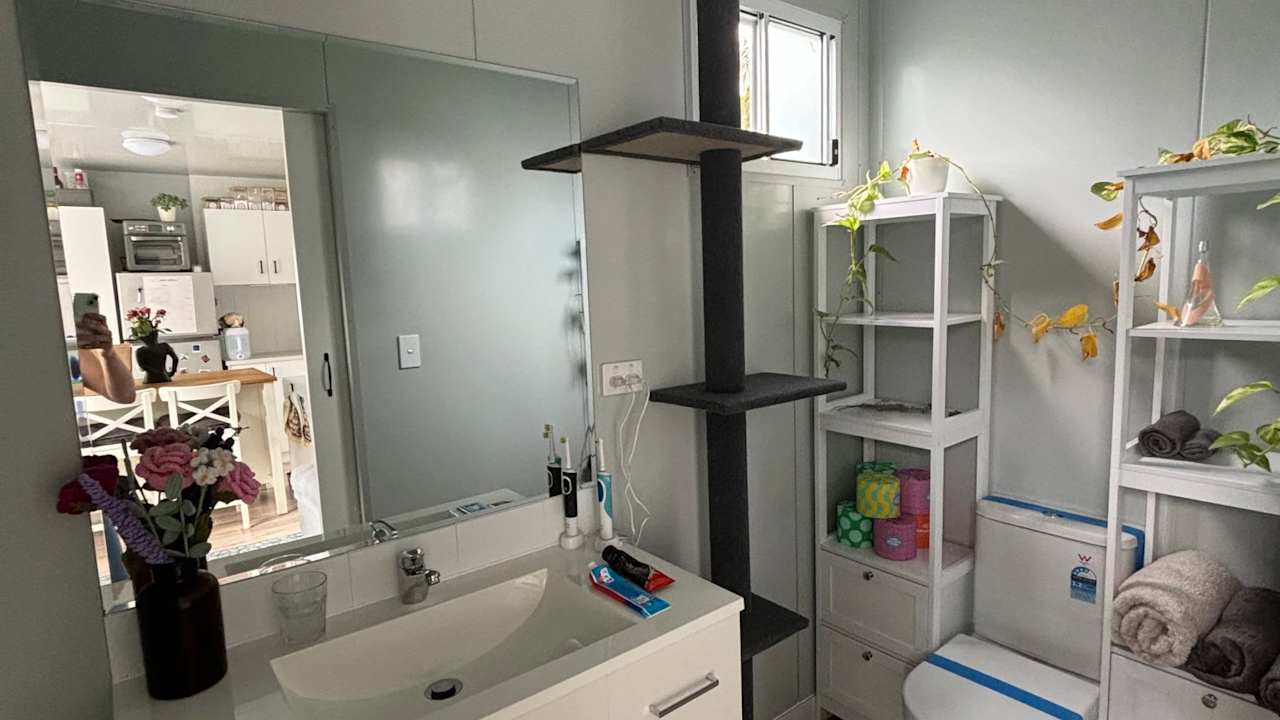 Whole property with 1 room for rent