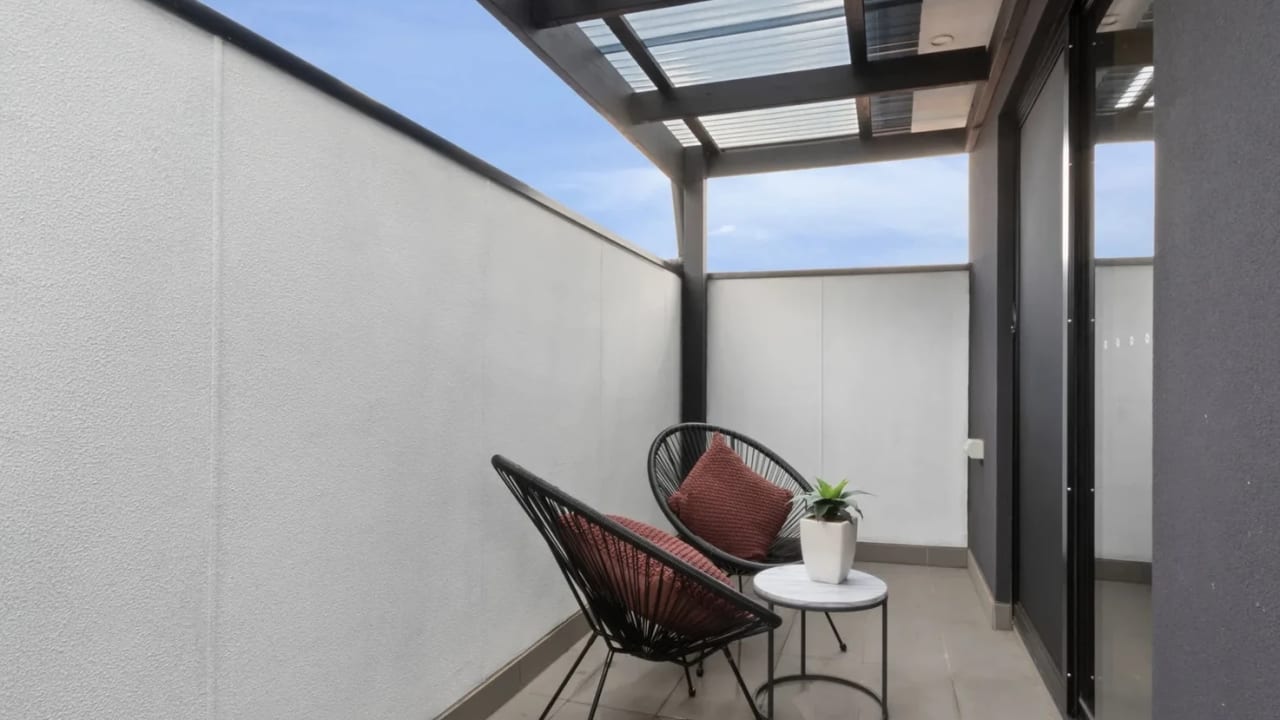 Unfurnished room with own bathroom